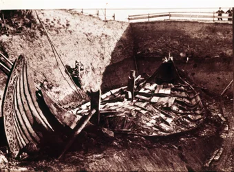 Opgraving van het Oseberg Viking langschip uit de 9e eeuw ontdekt in Noorwegen, 1904